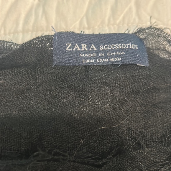 Oversized Black Scarf from Zara - Picture 4 of 6